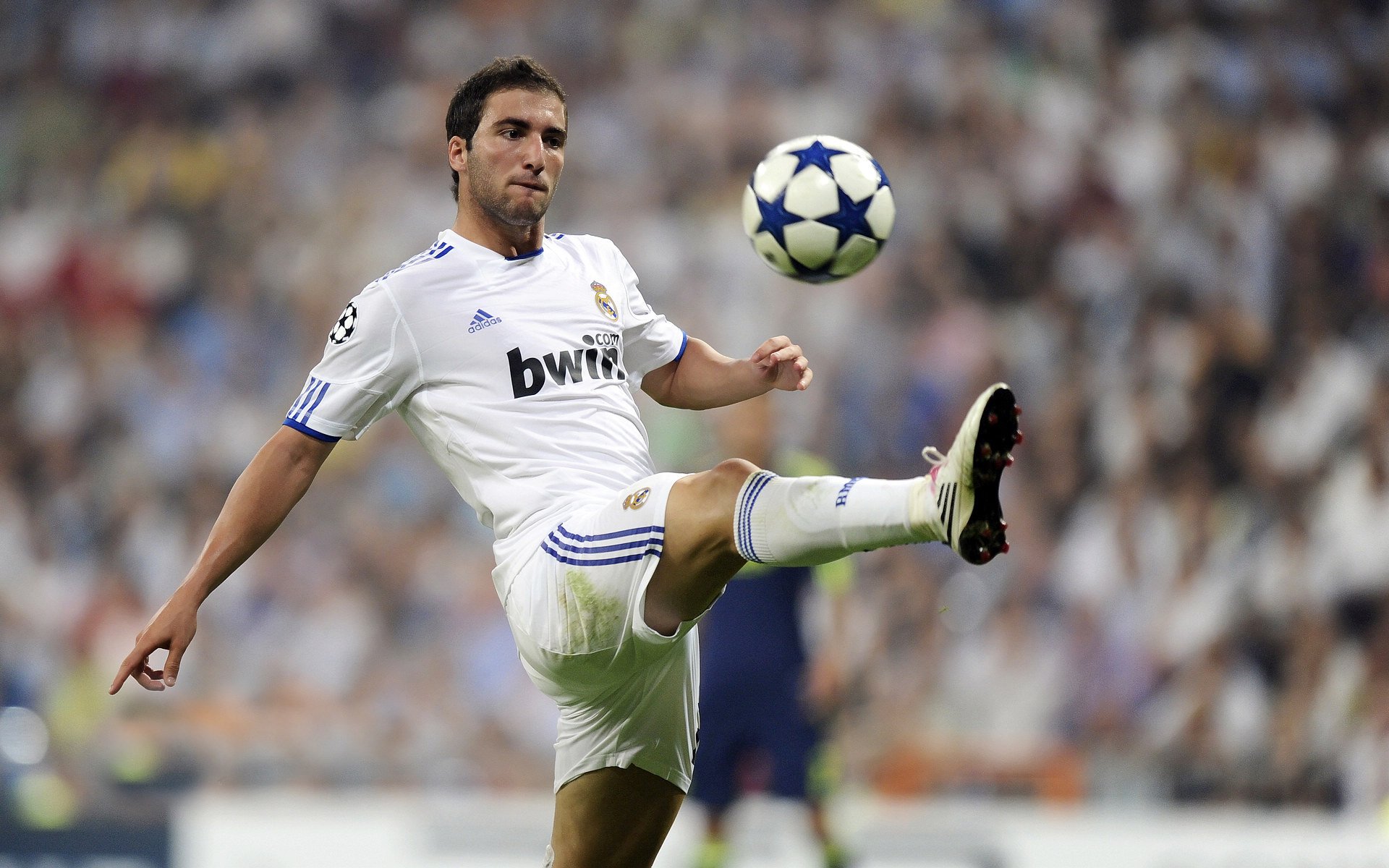 对手在比赛中采取突击战术试图扳回比分，用对手的招式打败对手